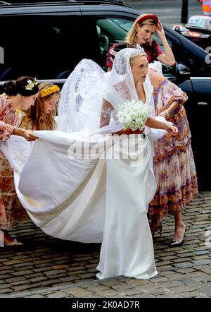 Brussel, Belgien. 10. September 2022. Prinzessin Maria Laura von Belgien kommt am 10. September 2022 im Sint-Michiels-en-Sint-Goedelekathedral in Brussel zu ihrer Hochzeit mit William Isvy an.Quelle: Albert Nieboer/Netherlands OUT/Point de Vue OUT/dpa/Alamy Live News Stockfoto