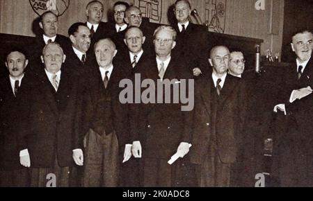 Mitglieder des ersten deutschen Kabinetts seit dem Zweiten Weltkrieg, 1949. Foto zeigt (von links nach rechts), vordere Reihe: Herr Anton Storch, ? A Labour (Christdemokraten); Professor Ludwig Erhard, Wirtschaft (Christdemokraten); Dr. Konrad I Adenauer, Kanzler (Christdemokraten); Herr Franz Blucher, Vizekanzler und Minister für E.R.P. (Freier Demokrat); Herr Jakob Kaiser, Volldeutsche Fragen (Christdemokraten); Dr. Hans Lukaschek, Flüchtlinge (Christdemokraten). Zweite Reihe: Herr Heinrich Hellwege, ohne Portfolio (Deutsche Partei); Dr. Wilhelm Nicklas, Ernährung und Landwirtschaft (Christdemokrat Stockfoto