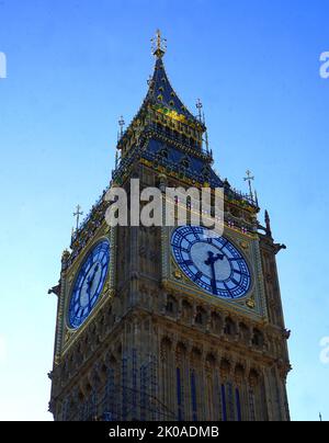Big Ben ist der Spitzname für die große Glocke der markanten Uhr am nördlichen Ende des Palace of Westminster in London, England. Der offizielle Name des Turms, in dem sich Big Ben befindet, war ursprünglich der Uhrenturm, wurde aber 2012 in Elizabeth Tower umbenannt, um das Diamantenjubiläum von Elizabeth II. Zu feiern Der Turm wurde von Augustus Pugin im neogotischen Stil entworfen Stockfoto