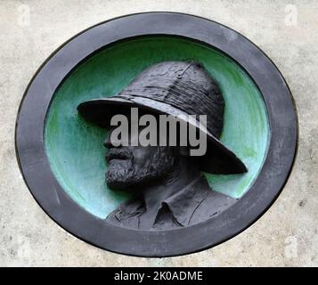 Das Chindit Memorial ist ein Kriegsdenkmal in London, England, das an die Chindit-Spezialeinheiten erinnert, die in Burma unter Generalmajor Orde Wingate im Zweiten Weltkrieg dienten. Das Denkmal wurde 1990 in den Victoria Embankment Gardens in der Nähe des Hauptquartiers des Verteidigungsministeriums errichtet und erinnert auch an Wingate, der 1944 im aktiven Dienst in Burma starb. Im August 2020 wurde es zum denkmalgeschützten Gebäude der Klasse II Stockfoto