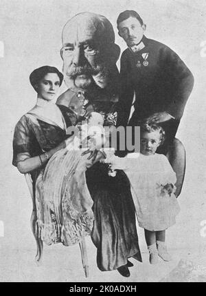 Königliche Familie von Österreich und Ungarn. Kaiser Franz Joseph mit dem zukünftigen Kaiser Karl I. mit seiner Frau Zita und Kindern, 1914 Stockfoto