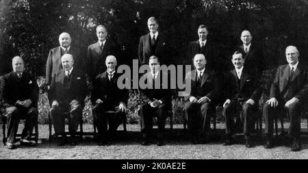 König George VI. Von England mit seinem südafrikanischen Kabinett. 1947. Erste Reihe, von links nach rechts: Der Hon. J. W. Mushet, Minister für Post und Telegraphen; der Hon. F. C. Sturrock Minister für Verkehr; Feldmarschall der RT. Hon. J. C. Smuts, O.M., Premierminister, Minister für auswärtige Angelegenheiten und Verteidigung; seine Majestät der König; die RT. Herr J. H. Hofmeyr, Minister für Finanzen und Bildung, Herr H. G. Lawrence, Minister für Justiz, Soziales und Demobilisierung, Herr Senator A. M. Conroy, Minister für Land. Hintere Reihe, von links nach rechts: Dr. der Hon C. F. Steyn, Arbeitsminister; der Hon C. F. Wa Stockfoto