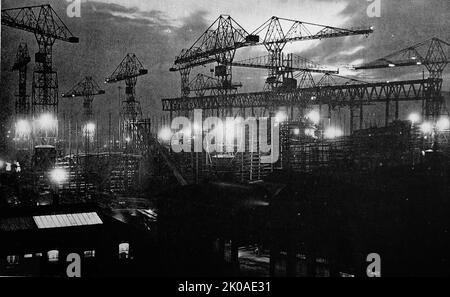 Harland & Wolff Werft in Belfast, Nordirland, 1950. Harland & Wolff ist berühmt dafür, die meisten Ozeandampfer für die White Star Line gebaut zu haben. Zu den bekannten Schiffen von Harland & Wolff gehören das Trio der Olympischen Klasse: RMS Titanic, RMS Olympic und HMHS Britannic, die HMS Belfast der Royal Navy, die Andes der Royal Mail Line, Shaw Savill's Southern Cross, Union-Castle's RMS Pendennis Castle und P&O's Canberra Stockfoto