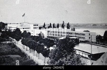 Das Bundeshaus ist ein Gebäudekomplex in Bonn, der von 1949 bis 1999 als Provisorisches Parlament der Bundesrepublik Deutschland und damit Sitz von Bundestag und Bundesrat diente. Das Hauptgebäude, erbaut zwischen 1930 und 1933, diente bis zum Ende des Zweiten Weltkriegs als pädagogische Akademie. 1949 Stockfoto