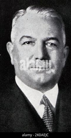 Konstantin Hermann Karl Freiherr von Neurath (1873 - 1956) war ein deutscher Diplomat, der von 1932 bis 1938 als Außenminister Deutschlands fungierte. Neurath diente als Minister in Dänemark, Botschafter in Italien und Botschafter in Großbritannien. 1932 wurde er von Bundeskanzler Franz von Papen zum Außenminister ernannt und hielt das Amt unter Adolf Hitler weiter. In den frühen Jahren des Nazi-Regimes spielte Neurath eine Schlüsselrolle in der Außenpolitik Hitlers bei der Unterminierung des Versailler Vertrags und der territorialen Expansion im Vorfeld des Zweiten Weltkriegs Hitler ersetzte Neurath 1938 durch die Stockfoto