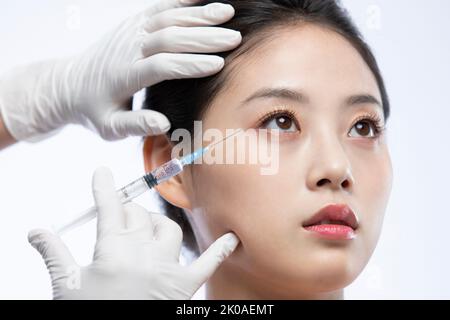 Junge Chinesin, die Botox-Behandlung erhält Stockfoto