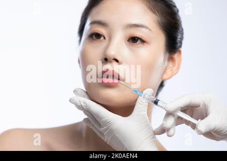 Junge Chinesin, die Botox-Behandlung erhält Stockfoto