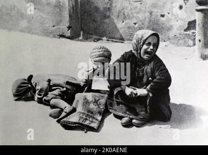 Heimatlose jüdische Kinder auf der Straße im Warschauer Ghetto, Polen. 1941 Stockfoto