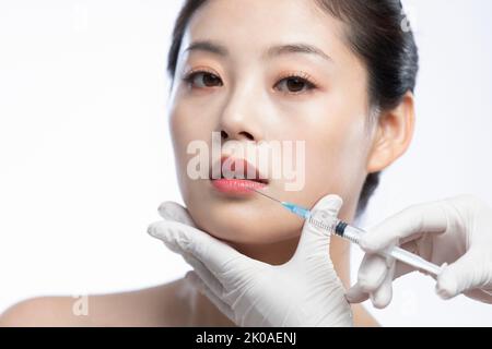 Junge Chinesin, die Botox-Behandlung erhält Stockfoto