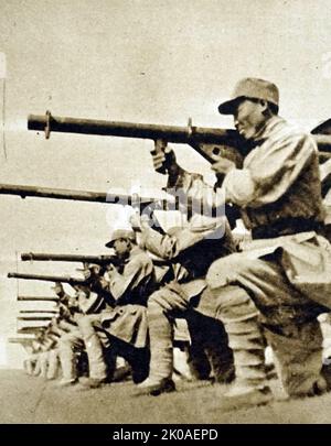 Chinesische kommunistische Truppen üben mit amerikanischen Bazookas, die von den Truppen von Chiang Kai-Shek neu gefangen genommen wurden: Ein Foto, das in der Mandschurei aufgenommen wurde. Chinesischer Bürgerkrieg, 1949 Stockfoto