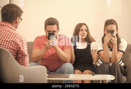 Vater Mutter und Mädchen bei Psychologen Sitzung. Familientherapie. Eltern mit Kind Stockfoto