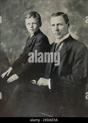 Charles Lindbergh mit seinem Vater, Charles August Lindbergh im Jahr 1902. Charles Augustus Lindbergh (1902 - 1974) war ein amerikanischer Flieger, Militäroffizier, Autor, Erfinder und Aktivist. Charles August Lindbergh (geboren Carl Mansson; 20. Januar 1859 - 24. Mai 1924) war von 1907 bis 1917 ein Kongressabgeordneter der Vereinigten Staaten aus dem Kongressbezirk 6. in Minnesota Stockfoto