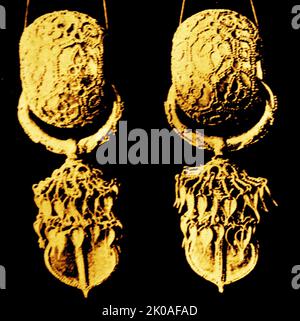Goldene Ohranhänger, ausgegraben aus einem Grab eines Paares (Bubu, Ehemann und Ehefrau) in Kyongju aus der Silla-Zeit (57 v. Chr. - 668) Stockfoto
