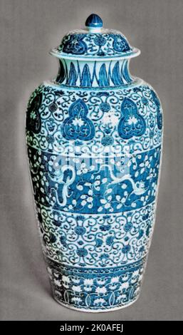 Chinesisch, K'ang Hsi-Zeit. Monumentale Vase. (Dragoon Vase) blaues und weißes Porzellan. Stockfoto