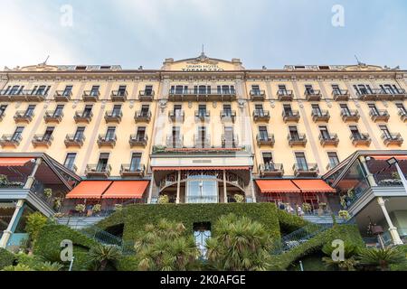 Tremezzina, Lombardei, Italien - 5. September 2022: Blick auf das luxuriöse Grand Hotel Tremezzo am Ufer des Comer Sees. Stockfoto