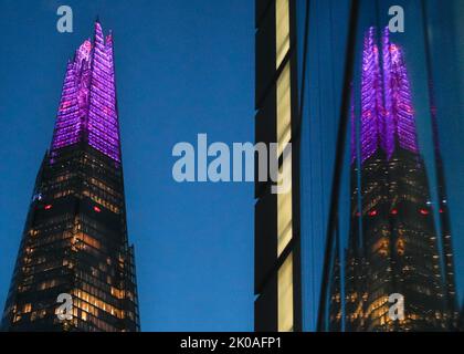 London, Großbritannien. 10. September 2022. Der Wolkenkratzer Shard of London ist, wie viele Londoner Wahrzeichen, nach dem Tod von Königin Elizabeth II. In Purpur als Zeichen des Respekts beleuchtet Kredit: Imageplotter/Alamy Live Nachrichten Stockfoto