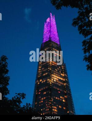 London, Großbritannien. 10. September 2022. Der Wolkenkratzer Shard of London ist, wie viele Londoner Wahrzeichen, nach dem Tod von Königin Elizabeth II. In Purpur als Zeichen des Respekts beleuchtet Kredit: Imageplotter/Alamy Live Nachrichten Stockfoto