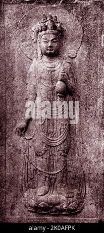 Granit: Relief an der Rückwand der Seokguram-Grotte (Höhlentempel) in Kyeongju, Südkorea. Avalokitesvara ist ein Bodhisattva, der das Mitgefühl aller Buddhas verkörpert. Dieser Bodhisattva wird in verschiedenen Kulturen unterschiedlich dargestellt, beschrieben und als männlich oder weiblich dargestellt. Aus der Zeit der Silla-Dynastie (57 v. Chr. - 935 n. Chr.). Die Seokguram-Grotte ist als UNESCO-Weltkulturerbe und als koreanischer Nationalschatz 24 eingetragen. Die Seokguram-Grotte wurde 751 von König Kyeongdeok von Silla initiiert und 774 von seinem Sohn von König Hyegong von Silla vollendet. Die Grotte wurde zur Illust gebaut Stockfoto
