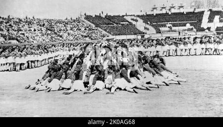 Am Sports Day treten die Schüler jeder Klasse gegeneinander an. Die typischen Spiele sind Tauziehen, Rennen und manchmal Fußball. Der Präsident zu dieser Zeit war Syngman Rhee (1875 - 1965). Er war der Gründungsvater der Republik Korea, der von 1948 bis 1960 als erster Präsident Südkoreas fungierte. Stockfoto