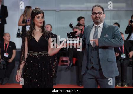 Reza Heydari und Mina Kavani posieren mit dem Sonderpreis der Jury für „Khers NIST“ (No Bears), der im Namen des inhaftierten iranischen Regisseurs Jafar Panahi während der Gewinner des Roten Teppichs während des Internationalen Filmfestivals von Venedig (Mostra) 79. am 10. September 2022 in Venedig, Italien, verliehen wurde. Foto von Aurore Marechal/ABACAPRESS.COM Stockfoto