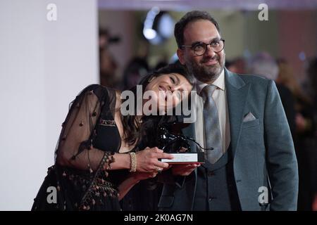 Reza Heydari und Mina Kavani posieren mit dem Sonderpreis der Jury für „Khers NIST“ (No Bears), der im Namen des inhaftierten iranischen Regisseurs Jafar Panahi während der Gewinner des Roten Teppichs während des Internationalen Filmfestivals von Venedig (Mostra) 79. am 10. September 2022 in Venedig, Italien, verliehen wurde. Foto von Aurore Marechal/ABACAPRESS.COM Stockfoto