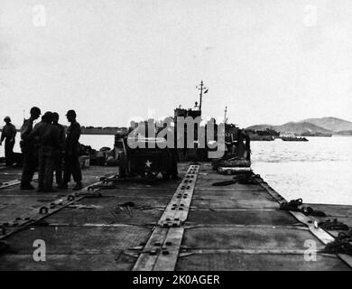 Koreakrieg: Inchon Invasion, September 1950. Seabäer der US-Marine entladen Ausrüstung von der USS Alshain (AKA-55) am Pontonpier auf Wolmi do Island, Korea, 17. September 1950. Stockfoto