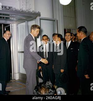 US-Präsident John Kennedy begrüßt General Park Chung-Hee (rechts von Präsident Kennedy), den Vorsitzenden des Obersten Rates für den nationalen Aufbau der Republik Korea, und die Mitglieder der offiziellen Partei des General Parks zu einem Mittagessen zu Ehren des General Parks. Clement Conger, ein Protokollbeamter des Außenministeriums, ist ganz links, und der koreanische Botschafter in den Vereinigten Staaten, Il Kwon Chung, ist der zweite von rechts, das Weiße Haus, Washington, D.C. Stockfoto