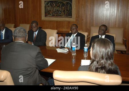 Besuch des ghanaischen Ministers Hackman Owusu-Agyeman bei HUD - Besuch des ghanaischen Ministers für Wasserressourcen, Arbeiten und Wohnungswesen, Hackman Owusu-Agyeman, und seiner Mitarbeiter, An das HUD-Hauptquartier für ein Treffen mit dem Sekretär Alphonso Jackson, Mitarbeiter. Besuch des ghanaischen Ministers Hackman Owusu-Agyeman bei HUD-Thema, Besuch des ghanaischen Ministers für Wasserressourcen, Arbeiten und Wohnungsbau, Hackman Owusu-Agyeman, und der Helfer, An das HUD-Hauptquartier für ein Treffen mit dem Sekretär Alphonso Jackson, Mitarbeiter. Stockfoto