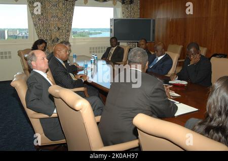 Besuch des ghanaischen Ministers Hackman Owusu-Agyeman bei HUD - Besuch des ghanaischen Ministers für Wasserressourcen, Arbeiten und Wohnungswesen, Hackman Owusu-Agyeman, und seiner Mitarbeiter, An das HUD-Hauptquartier für ein Treffen mit dem Sekretär Alphonso Jackson, Mitarbeiter. Besuch des ghanaischen Ministers Hackman Owusu-Agyeman bei HUD-Thema, Besuch des ghanaischen Ministers für Wasserressourcen, Arbeiten und Wohnungsbau, Hackman Owusu-Agyeman, und der Helfer, An das HUD-Hauptquartier für ein Treffen mit dem Sekretär Alphonso Jackson, Mitarbeiter. Stockfoto