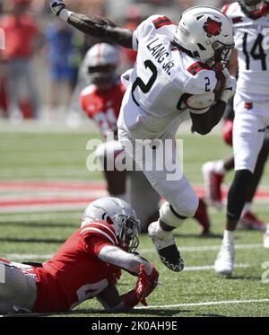 Columbus, Usa. 10. September 2022. Arkansas State Red Wolves Johnnie lang (2) wird am Samstag, den 10. September 2022, in der zweiten Hälfte in Columbus, Ohio, von Ohio State Buckeyes JK Johnson (4) hochgejubelt. Foto von Aaron Josefczyk/UPI Credit: UPI/Alamy Live News Stockfoto