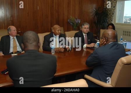 Besuch des ghanaischen Ministers Hackman Owusu-Agyeman bei HUD - Besuch des ghanaischen Ministers für Wasserressourcen, Arbeiten und Wohnungswesen, Hackman Owusu-Agyeman, und seiner Mitarbeiter, An das HUD-Hauptquartier für ein Treffen mit dem Sekretär Alphonso Jackson, Mitarbeiter. Besuch des ghanaischen Ministers Hackman Owusu-Agyeman bei HUD-Thema, Besuch des ghanaischen Ministers für Wasserressourcen, Arbeiten und Wohnungsbau, Hackman Owusu-Agyeman, und der Helfer, An das HUD-Hauptquartier für ein Treffen mit dem Sekretär Alphonso Jackson, Mitarbeiter. Stockfoto