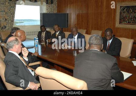 Besuch des ghanaischen Ministers Hackman Owusu-Agyeman bei HUD - Besuch des ghanaischen Ministers für Wasserressourcen, Arbeiten und Wohnungswesen, Hackman Owusu-Agyeman, und seiner Mitarbeiter, An das HUD-Hauptquartier für ein Treffen mit dem Sekretär Alphonso Jackson, Mitarbeiter. Besuch des ghanaischen Ministers Hackman Owusu-Agyeman bei HUD-Thema, Besuch des ghanaischen Ministers für Wasserressourcen, Arbeiten und Wohnungsbau, Hackman Owusu-Agyeman, und der Helfer, An das HUD-Hauptquartier für ein Treffen mit dem Sekretär Alphonso Jackson, Mitarbeiter. Stockfoto