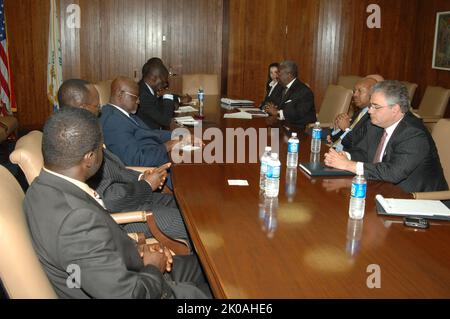 Besuch des ghanaischen Ministers Hackman Owusu-Agyeman bei HUD - Besuch des ghanaischen Ministers für Wasserressourcen, Arbeiten und Wohnungswesen, Hackman Owusu-Agyeman, und seiner Mitarbeiter, An das HUD-Hauptquartier für ein Treffen mit dem Sekretär Alphonso Jackson, Mitarbeiter. Besuch des ghanaischen Ministers Hackman Owusu-Agyeman bei HUD-Thema, Besuch des ghanaischen Ministers für Wasserressourcen, Arbeiten und Wohnungsbau, Hackman Owusu-Agyeman, und der Helfer, An das HUD-Hauptquartier für ein Treffen mit dem Sekretär Alphonso Jackson, Mitarbeiter. Stockfoto