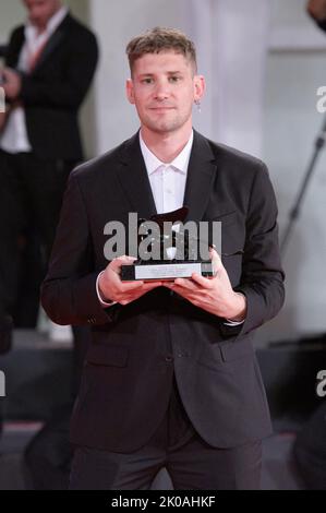 Venedig, Italien. 10. September 2022. Fernando Guzzoni posiert mit dem Orizzonti Award für das beste Drehbuch für „Blanquita“ während der Gewinner des Roten Teppichs während des Internationalen Filmfestivals 79. in Venedig (Mostra) am 10. September 2022. Foto von Aurore Marechal/ABACAPRESS.COM Quelle: Abaca Press/Alamy Live News Stockfoto