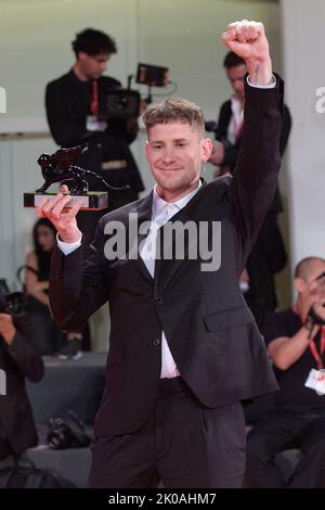 Venedig, Italien. 10. September 2022. Fernando Guzzoni posiert mit dem Orizzonti Award für das beste Drehbuch für „Blanquita“ während der Gewinner des Roten Teppichs während des Internationalen Filmfestivals 79. in Venedig (Mostra) am 10. September 2022. Foto von Aurore Marechal/ABACAPRESS.COM Quelle: Abaca Press/Alamy Live News Stockfoto