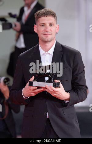 Venedig, Italien. 10. September 2022. Fernando Guzzoni posiert mit dem Orizzonti Award für das beste Drehbuch für „Blanquita“ während der Gewinner des Roten Teppichs während des Internationalen Filmfestivals 79. in Venedig (Mostra) am 10. September 2022. Foto von Aurore Marechal/ABACAPRESS.COM Quelle: Abaca Press/Alamy Live News Stockfoto