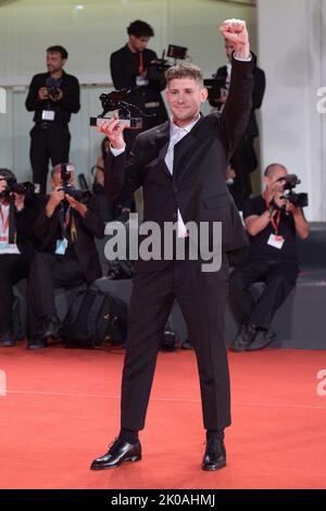 Venedig, Italien. 10. September 2022. Fernando Guzzoni posiert mit dem Orizzonti Award für das beste Drehbuch für „Blanquita“ während der Gewinner des Roten Teppichs während des Internationalen Filmfestivals 79. in Venedig (Mostra) am 10. September 2022. Foto von Aurore Marechal/ABACAPRESS.COM Quelle: Abaca Press/Alamy Live News Stockfoto