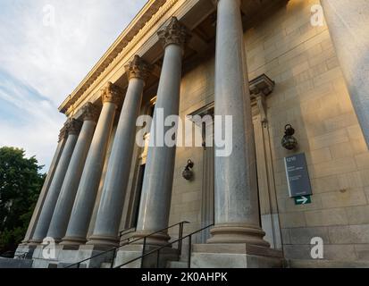 Fassade der alten öffentlichen Bibliothek von Montreal, heute Gebäude des Gaston-Miron-Rates der Künste in der Sherbrooke Street in Montreal. Quebec, Kanada Stockfoto