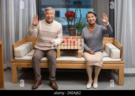 Glückliches Seniorenpaar, das das chinesische Neujahr feiert Stockfoto