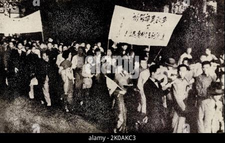 Die japanische Armee beschimpft junge chinesische Frauen (dieses Foto wurde von gefangenen japanischen Soldaten gefunden). Stockfoto