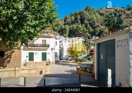 CAMBIL, SPANIEN - 14. OKTOBER 2021: Eingang zu einer Olivenölmühle ('almazara' auf Spanisch), in der Stadt Cambil, in der Sierra Magina, bekannt für die p Stockfoto