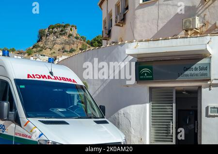 CAMBIL, SPANIEN - 14. OKTOBER 2021: Blick auf das Gesundheitszentrum von Cambil, einem Dorf in der Provinz Jaen, Andalusien, Südspanien, mit einem Krankenwagen pa Stockfoto