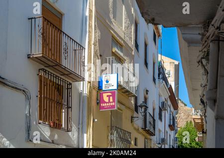 CAMBIL, SPANIEN - 14. OKTOBER 2021: Symbole eines Tabakwarenladens und einer Lotterie in der Stadt Cambil, Provinz Jaen, Andalusien, Südspanien Stockfoto