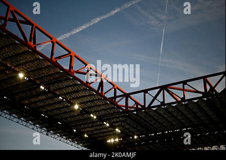 Mailand, Italien. 10. September 2022. Die Gesamtansicht des stadio Giuseppe Meazza (auch bekannt als San Siro) ist während des Fußballspiels der Serie A zwischen dem FC Internazionale und dem FC Turin zu sehen. Kredit: Nicolò Campo/Alamy Live Nachrichten Stockfoto