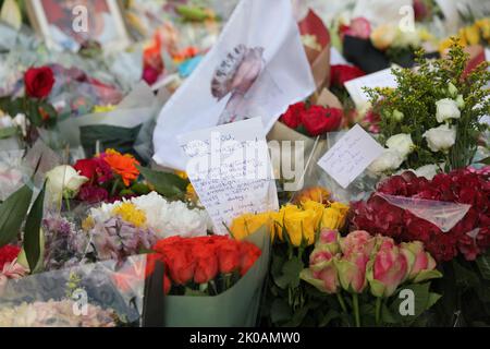 London, Großbritannien. 10. September 2022. Eine handgeschriebene Notiz unter den floralen Ehrungen, die für Ihre Majestät Königin Elizabeth II. Hinterlassen wurden Kredit: Simon Ward/Alamy Live Nachrichten Stockfoto