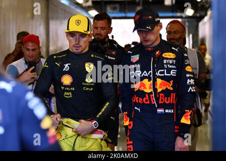 Monza, Mezzolombardo, Italien. 10. September 2022. Ferrari-Monegassiker CHARLES LECLERC ( Scuderia Ferrari ) und der Niederländer MAX VERSTAPPEN nach der Qualifying Session vor dem Großen Preis von Italien im Autodromo Nazionale di Monza (Bildquelle: © Daisy Facinelli/ZUMA Press Wire) Bildquelle: ZUMA Press, Inc./Alamy Live News Stockfoto