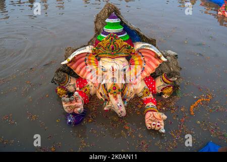 9. September 2022, Neu-Delhi, Delhi, Indien: Anhänger tauchen in den Hindu-Gott Lord Ganesh Idol in den Wasserteich ein, der von der Regierung von Delhi am letzten Tag des Ganesh Chaturthi Festivals in der Stadt Kinindi Kunj Ghat am 09. September 2022 in Neu-Delhi, Indien, organisiert wurde. (Bild: © Mohsin Javed/Pacific Press via ZUMA Press Wire) Stockfoto