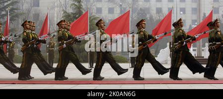 Mitglieder einer chinesischen militärischen Ehrenwache marschieren während einer Begrüßungszeremonie für den US-Vorsitzenden des Joint Chiefs of Staff Marine General Peter Pace im Verteidigungsministerium in Peking, China. 2012 Stockfoto