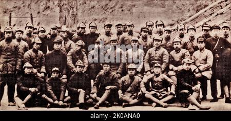 Gruppenfoto von einigen Kameraden der zweiten Armee der Roten Front, nachdem sie am langen Marsch in Nord-Shaanxi angekommen sind. Der zweite von rechts in der zweiten Reihe ist Ren Bishi, und der dritte von rechts ist He Long. Stockfoto