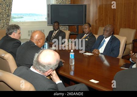 Besuch des ghanaischen Ministers Hackman Owusu-Agyeman bei HUD - Besuch des ghanaischen Ministers für Wasserressourcen, Arbeiten und Wohnungswesen, Hackman Owusu-Agyeman, und seiner Mitarbeiter, An das HUD-Hauptquartier für ein Treffen mit dem Sekretär Alphonso Jackson, Mitarbeiter. Besuch des ghanaischen Ministers Hackman Owusu-Agyeman bei HUD-Thema, Besuch des ghanaischen Ministers für Wasserressourcen, Arbeiten und Wohnungsbau, Hackman Owusu-Agyeman, und der Helfer, An das HUD-Hauptquartier für ein Treffen mit dem Sekretär Alphonso Jackson, Mitarbeiter. Stockfoto